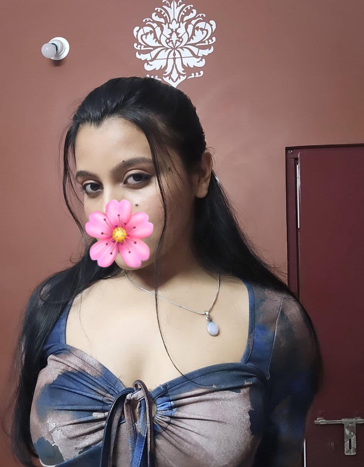 Aunty’s grils lasbiyans couple are worm welcome❤️