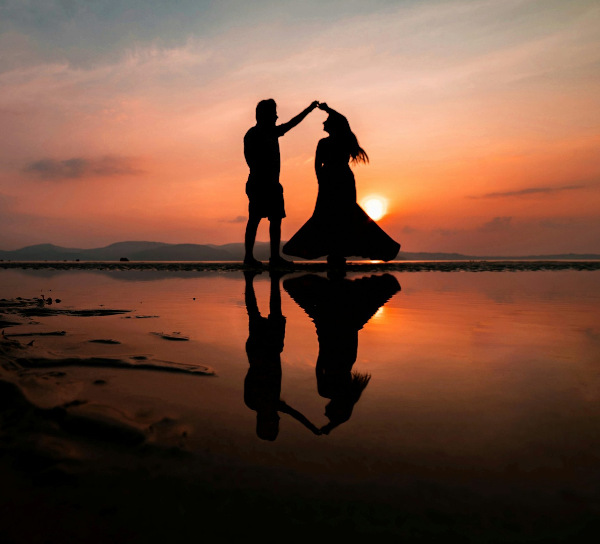 අපි සොයන්නේ අප සමග වෙනස් අත්දැකීමක් ගත හැකි විවාහක යුගලයක්