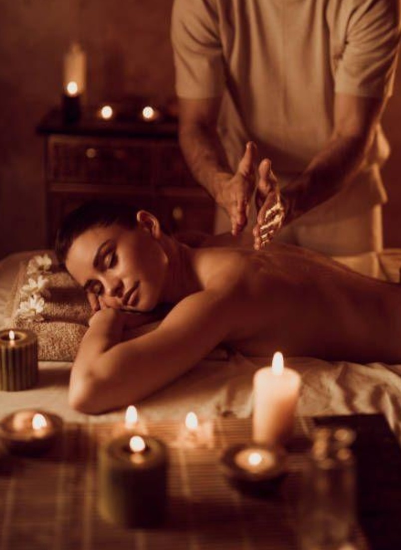 ආයුර්වේද massage therapist course එකක් කරපු තරුණ පිරිමි ළමයෙක් කෙනෙක්.